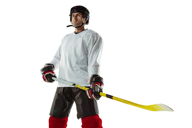 装备年轻的冰球男选手 冰球场上的棍子和白墙活动球动作