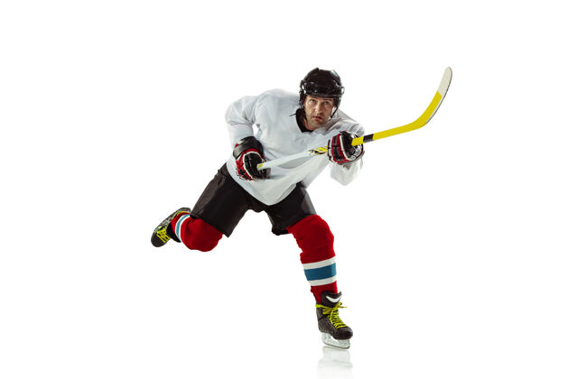 活动年轻的男子冰球运动员 冰球场上的棍子和白墙运动员戴着设备和头盔练习休息情绪男性