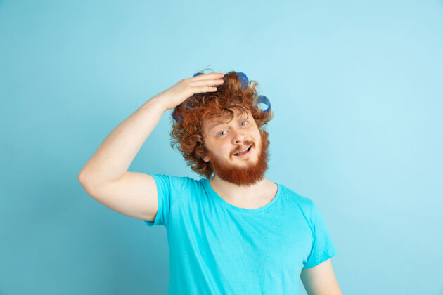 滋养男模特用自然的红发做发型 需要更多的卷发享受健康预防