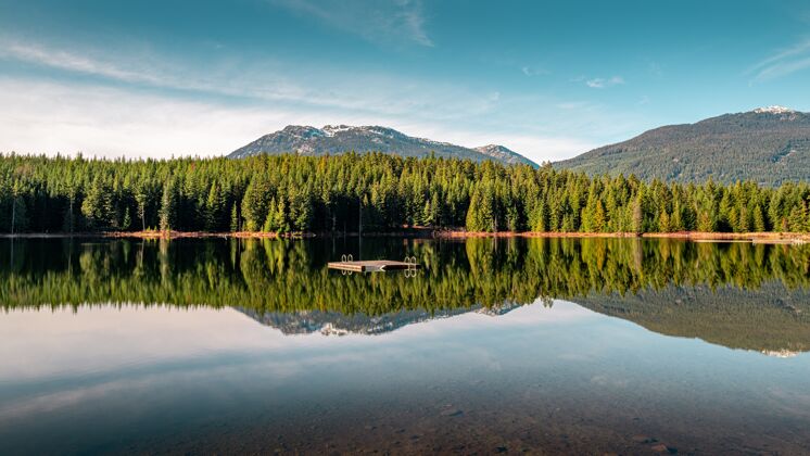 静加拿大不列颠哥伦比亚省惠斯勒市 美丽的绿色景色倒映在失落的湖中岩加湖