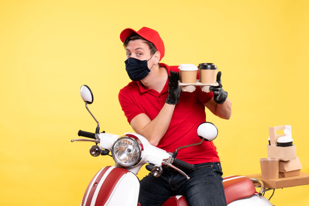 工作正面图：戴着面罩骑自行车的男性快递员 咖啡色系黄色自行车服务病毒
