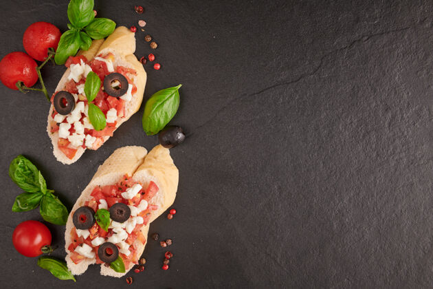 蔬菜切菜板上放有西红柿 马苏里拉奶酪和罗勒传统的意大利开胃菜或小吃 安提帕斯托卡普雷斯沙拉布氏切塔顶视图 带复印空间平铺餐厅乡村餐