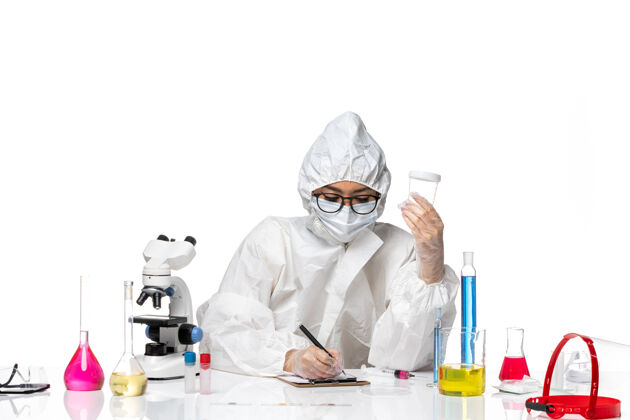 外套正面图身穿特殊防护服的年轻女化学家手持空烧瓶 在白色背景上写着实验室病毒-化学病毒健康西装医生实验室外套