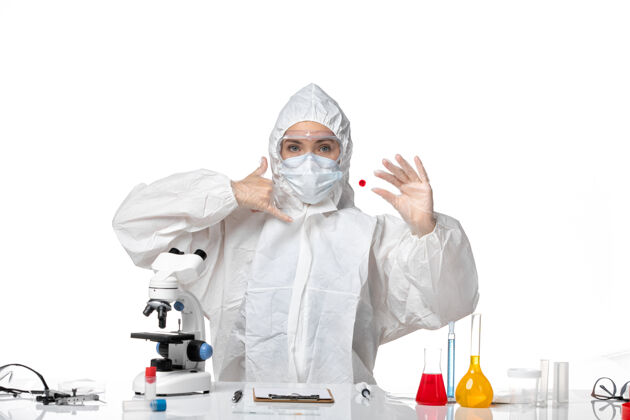 实验室外套正面图年轻女医生穿着白色防护服 戴着口罩 白色背景上流行着柯维德病毒-健康年轻女性西装病毒