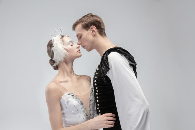性格年轻优雅的白色工作室背景芭蕾舞演员夫妇姿势表演平衡