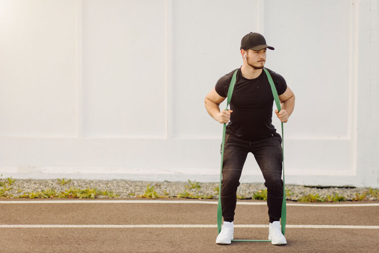身体男运动员在健身房外做健身训练城市运动员准备