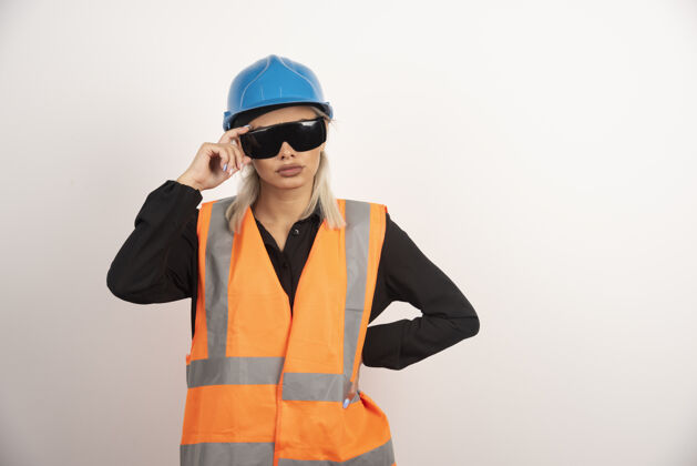 护目镜戴着护目镜和头盔的女建筑工人高质量的照片头盔人类安全帽