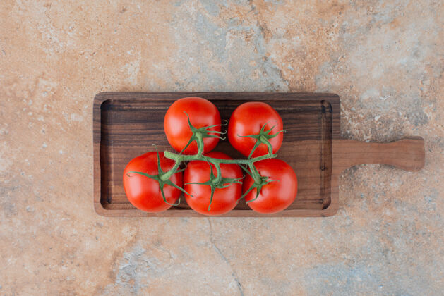 蔬菜大理石上放着新鲜西红柿的木板新鲜健康板