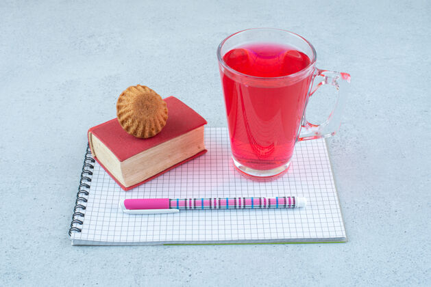 钢笔一杯果汁 蛋糕 笔记本和蓝色的钢笔表面蛋糕甜点果汁