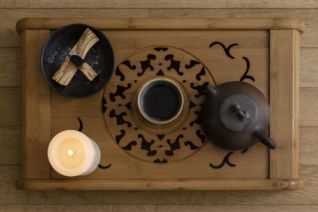 室内活动茶杯 水壶和燃烧的蜡烛的顶视图心灵房子顶视图