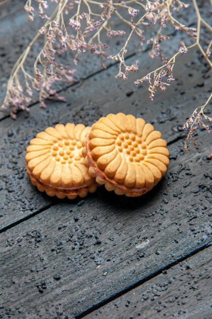 甜点前视美味的甜点饼干放在深色的桌子上饼干甜点蘑菇海洋南瓜
