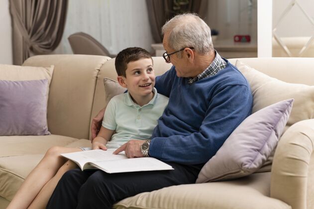 男孩小男孩和爷爷在家做作业在家男性成熟