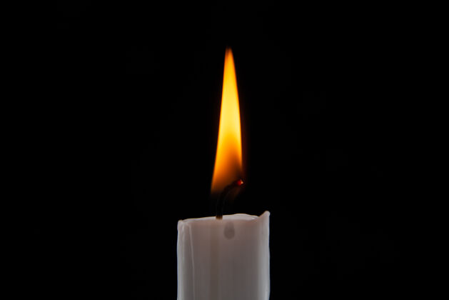视图正面图在黑暗的表面燃烧着蜡烛宗教火焰火