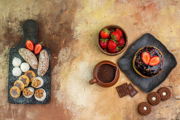 派俯瞰木制书桌上美味的薄饼和糖果和水果木材传统黄金