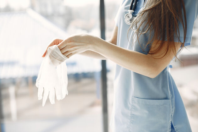 医院白手套女医生靠窗的女人过程外科医生手指