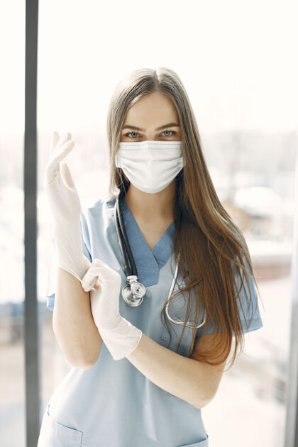 职业白手套女医生靠窗的女人检查专家护理
