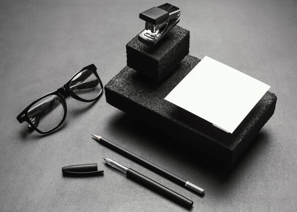 钢笔用深色石头做的文具模型硬纸板订书机名片