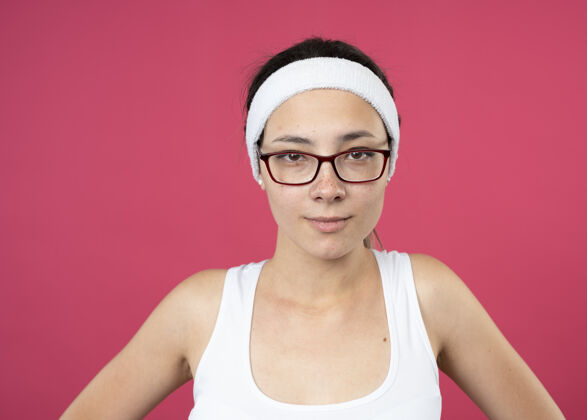 年轻的戴着眼镜戴着头带的快乐的年轻运动女孩眼镜头带光学的
