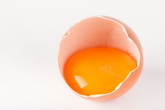新鲜鸡蛋被隔离在白色表面健康成分一半