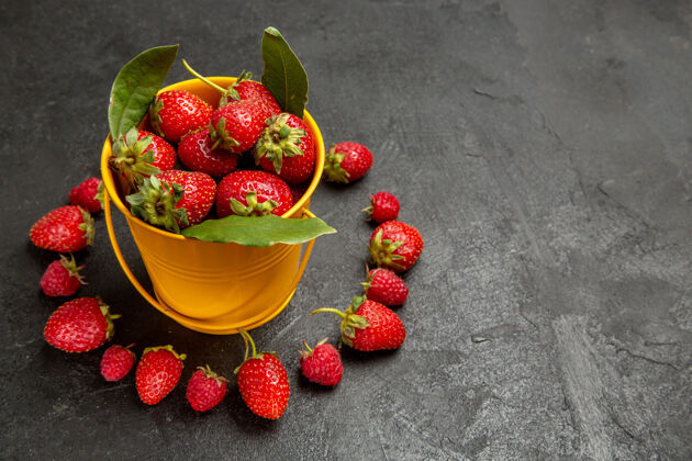 多汁前视图新鲜的红色草莓衬在深色背景上深色草莓背景
