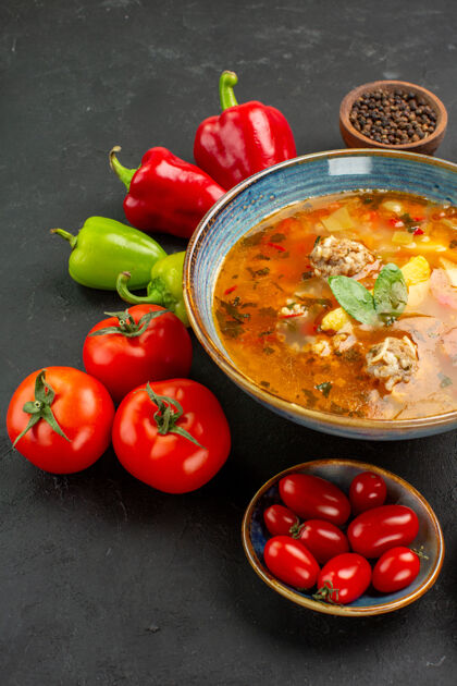 健康前视图美味的肉汤与新鲜蔬菜在黑暗的背景西红柿蔬菜胡椒