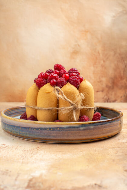 食物新鲜出炉的软蛋糕与水果在混合色背景的垂直视图浆果草莓盘子