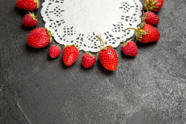 健康前视图新鲜的红色草莓衬在深灰色的背景上甜点多汁水果