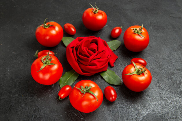西红柿底图红色毛巾在玫瑰形红色和樱桃番茄在黑暗的背景沙拉磨碎新鲜