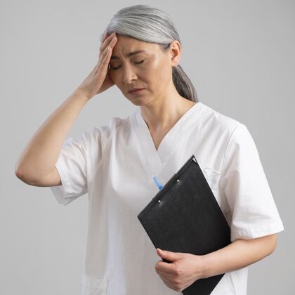 肖像疲惫的女卫生工作者的画像保健医疗护理护士
