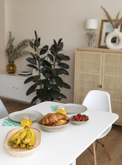 美味美味的早餐 白桌上放着香蕉早餐室内盘子