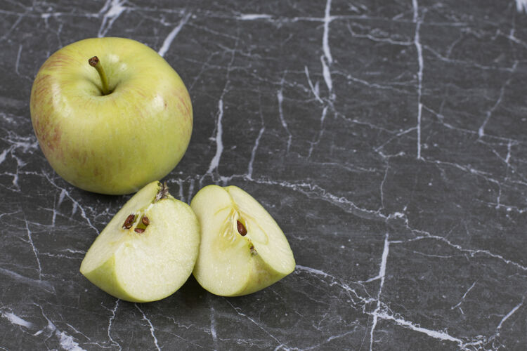 零食整个苹果和切成片的苹果放在大理石上新鲜苹果多汁