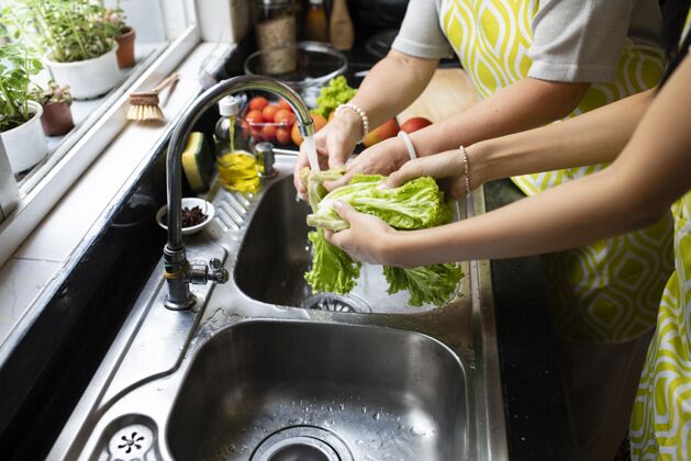 特写靠近洗手蔬菜烹饪活动生菜
