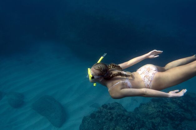 水下戴着潜水器在海里游泳的女人女子游泳海洋