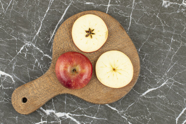 餐有机红苹果整只 在木板上切片天然苹果水果