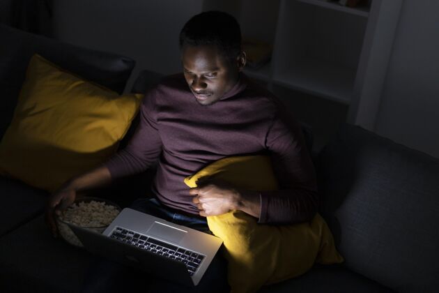 客厅一个非洲裔美国人独自在家看netflix休闲在线舒适