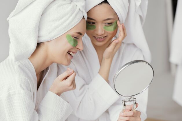 女性最好的朋友使用眼罩自我护理健康美女放松