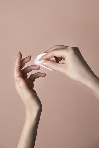 女性前视图：女人在照顾她的指甲指甲护理女人治疗