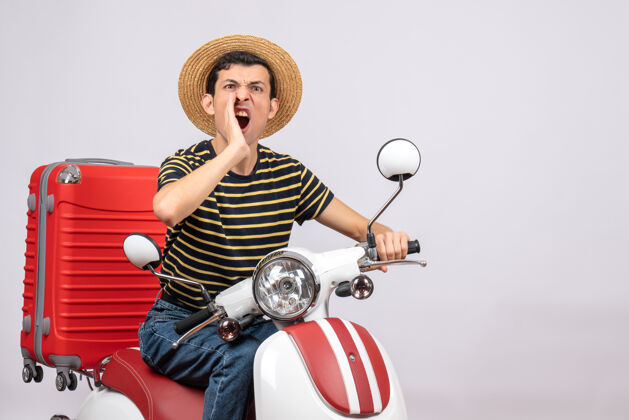 成人骑着轻便摩托车戴着草帽的年轻人的正视图男人风景轻便摩托车