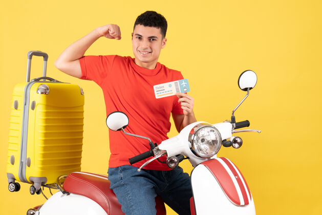 票正面图：坐在轻便摩托车上微笑的年轻人拿着车票展示手臂肌肉肌肉表演抱着