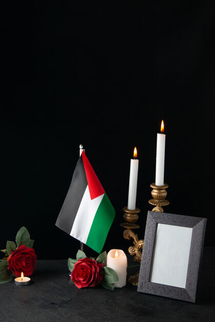 死亡在黑暗的表面点燃巴勒斯坦国旗的蜡烛黑暗蜡烛火焰