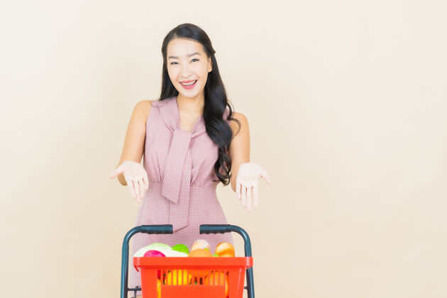 泰国肖像美丽的亚洲年轻女子微笑着从超市购物篮超市享受客户