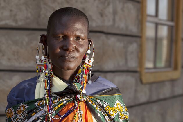 肖像一个戴着大耳环的非洲人一边看前面休闲民族微笑