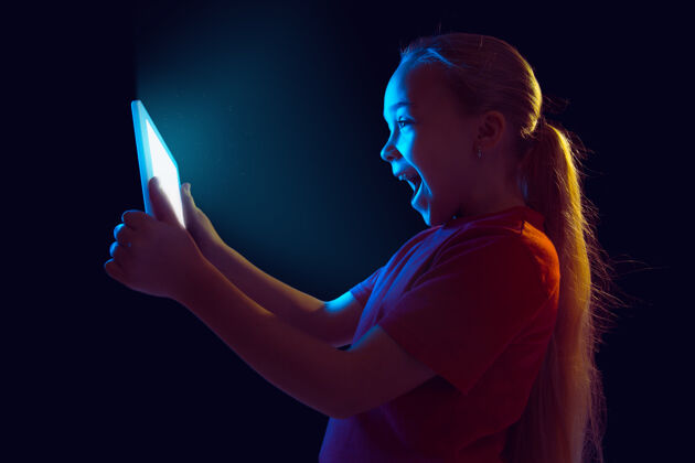 在线白种女孩的肖像在霓虹灯的黑暗中孤立情感表达职业