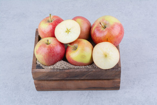 美味一个装满苹果的木篮在白色的地板上木头切片食物
