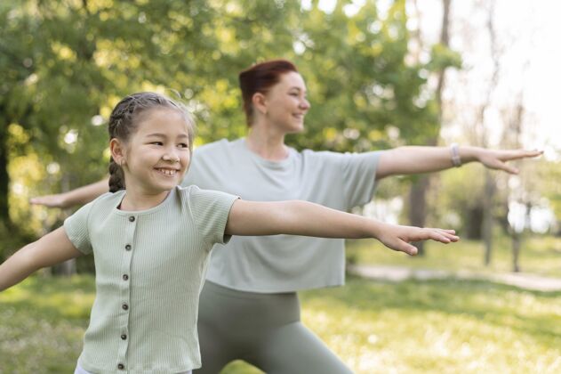 中镜头中枪女孩和女人在锻炼孩子成人健身