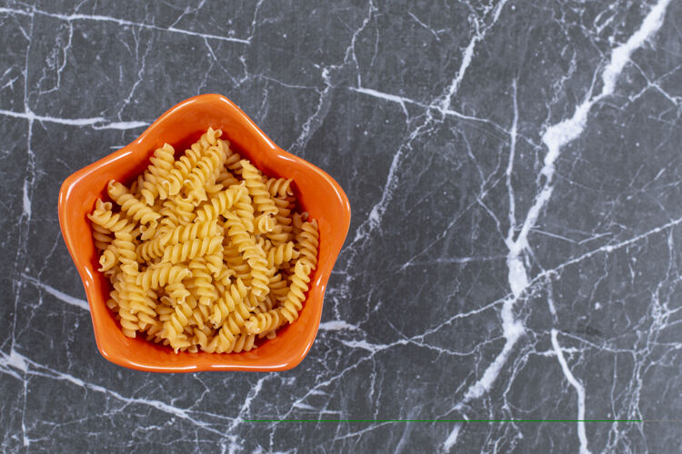 意大利面橙色碗螺旋面食俯视图地中海午餐厨房