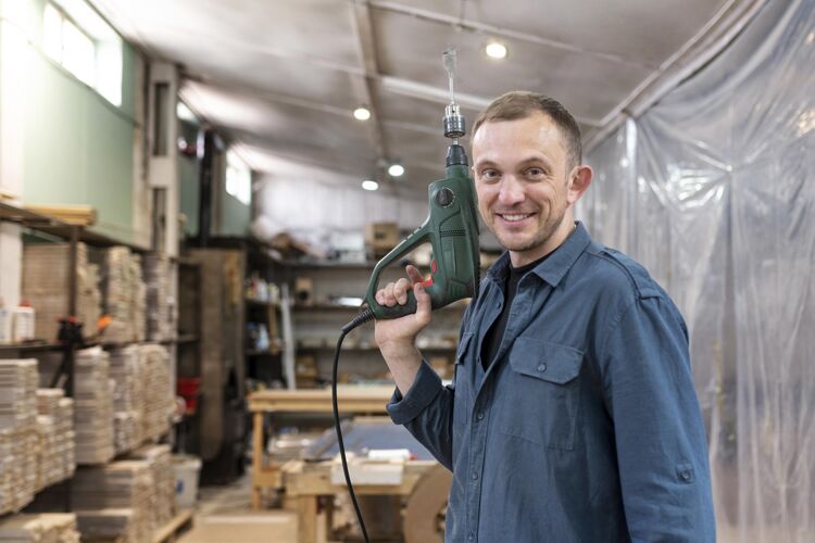 工作在木材车间工作的创意人木工工艺车间