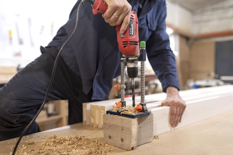 爱好在木屋工作的有创造力的人工匠工作工作