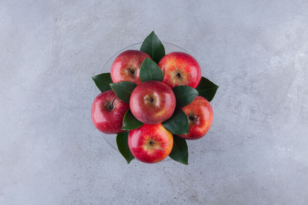食物红色成熟的苹果水果放在石桌上可口红色苹果