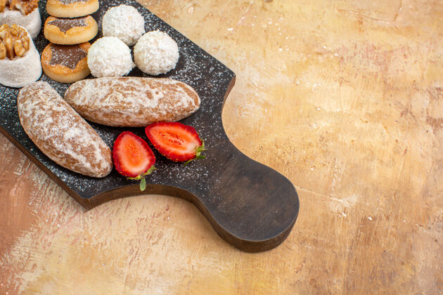 棕色正面是美味的甜点 木质桌子上放着饼干和糖果蛋糕馅饼正面蛋糕鞋子
